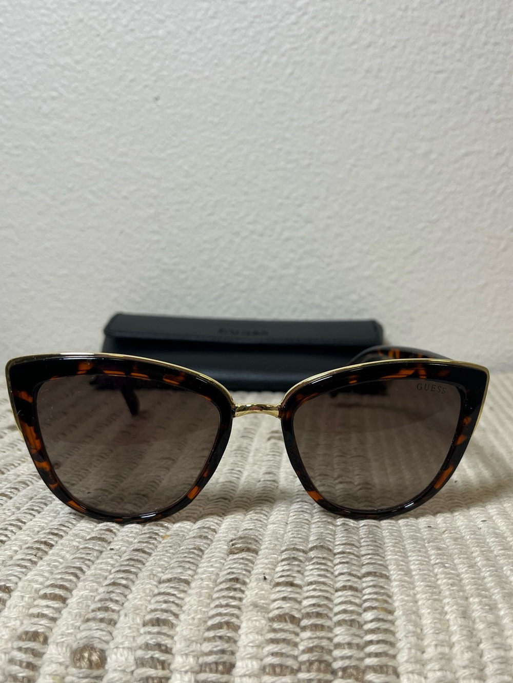 GUESS Tortoiseshell Cat-Eye Sunglasses with Brown Gradient Lenses with case